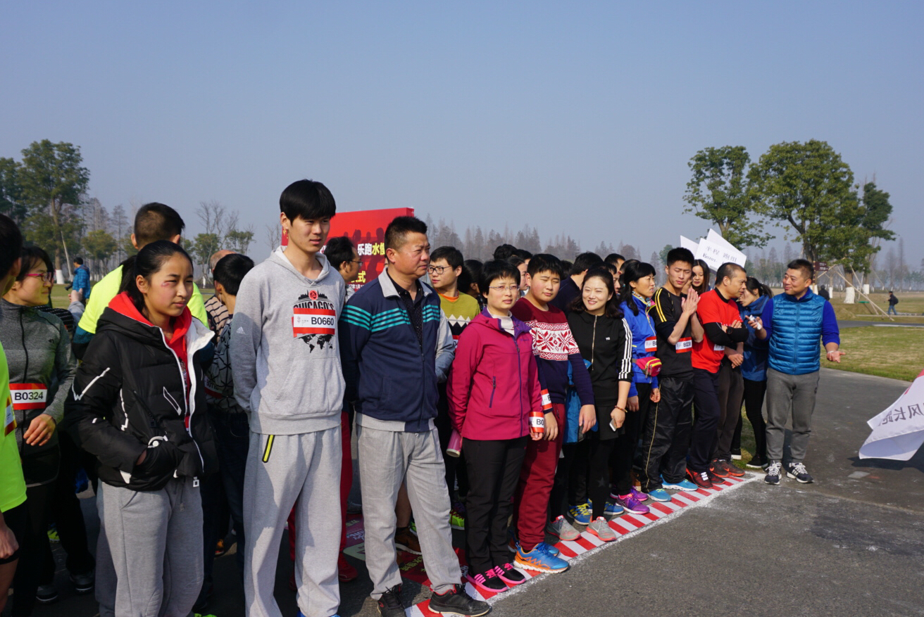 固城湖水慢城新年首日 南部路橋人熱力開跑